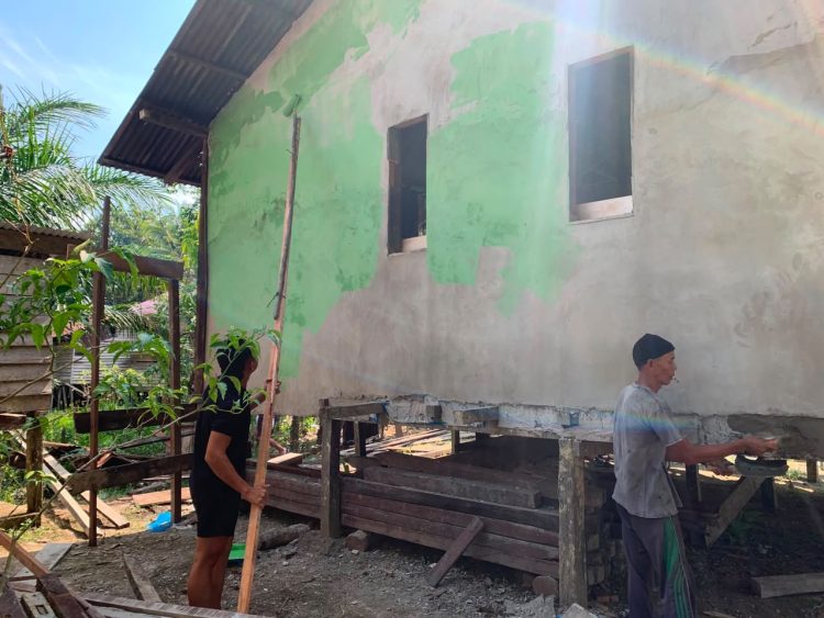 Bukan Sekadar Cat, Satgas TMMD Hadirkan Harapan Baru di Rumah Ibu Marsiana