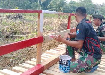 Sentuhan Estetika di Garis Depan Pembangunan, Satgas TMMD ke-129 Kodim 1206/Putussibau Percantik Jembatan dengan Pengecatan Pagar