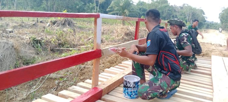 Sentuhan Estetika di Garis Depan Pembangunan, Satgas TMMD ke-129 Kodim 1206/Putussibau Percantik Jembatan dengan Pengecatan Pagar