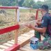 Sentuhan Estetika di Garis Depan Pembangunan, Satgas TMMD ke-129 Kodim 1206/Putussibau Percantik Jembatan dengan Pengecatan Pagar