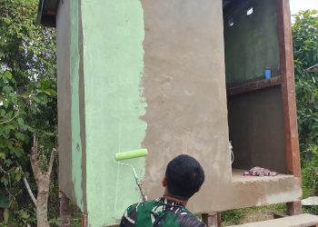 Kuas Pengabdian Satgas TMMD Ke-129 Warnai MCK Masjid Al-Hidayah Desa Ulak Pauk