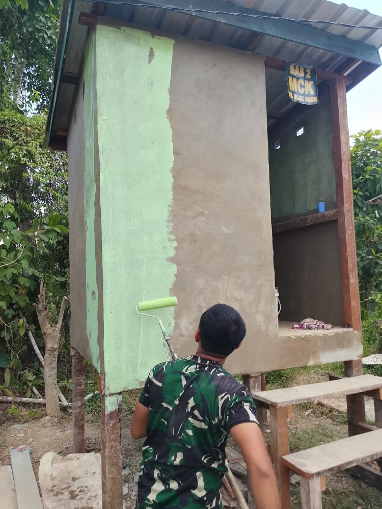Kuas Pengabdian Satgas TMMD Ke-129 Warnai MCK Masjid Al-Hidayah Desa Ulak Pauk