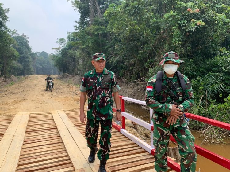 Penutupan TMMD, Irdam XII/Tanjungpura Tinjau Langsung Sasaran Fisik TMMD Regtas Ke-129 Kodim 1206/Putussibau