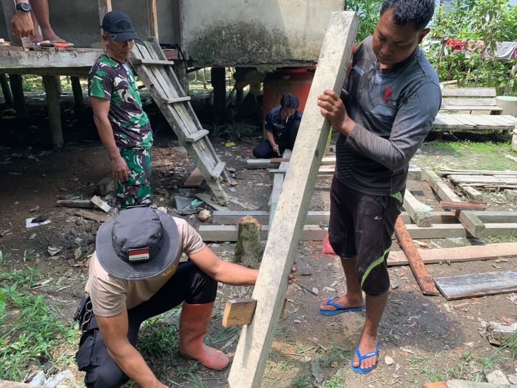 Awal Harapan Baru, Satgas TMMD Regtas Ke-129 Kodim 1206/Putussibau Bongkar RTLH Milik Bapak Dedi Dores di Dusun Kering Limau
