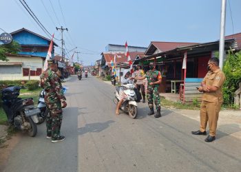 Bentuk Sinergitas, Babinsa Semitau Bersama Polsek dan Satpol PP Semitau Bagikan Masker Kepada Pengguna Jalan
