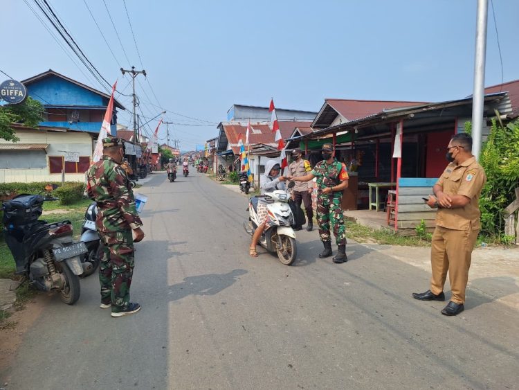 Bentuk Sinergitas, Babinsa Semitau Bersama Polsek dan Satpol PP Semitau Bagikan Masker Kepada Pengguna Jalan