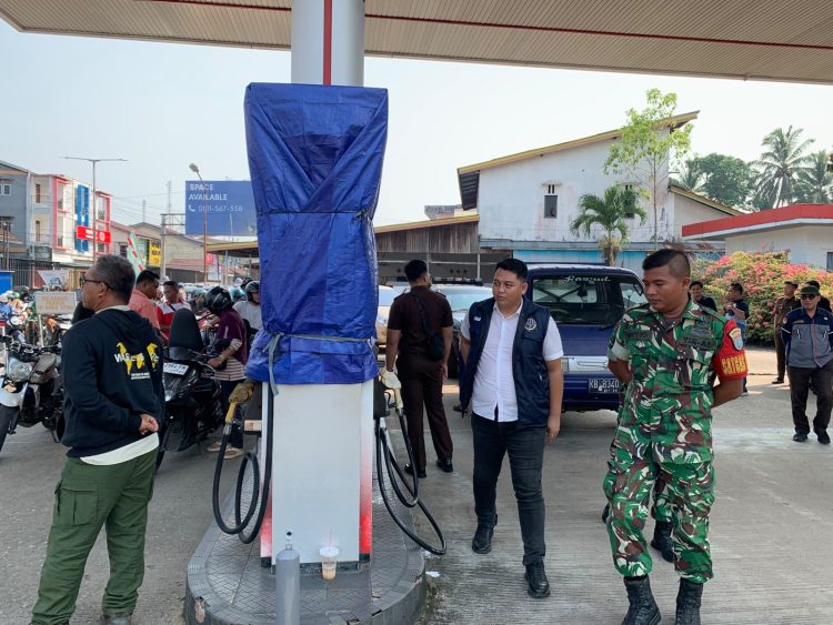 Cegah Kelangkaan BBM, Kodim 1206/Putussibau Bersama Polres Kapuas Hulu dan APH Patroli Pantau SPBU di Putussibau Utara dan Selatan