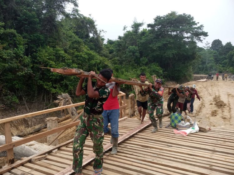 Beban Berat Jadi Ringan, Inilah Potret Semangat Gotong Royong Di TMMD ke 129 Kodim 1206/Pitussibau