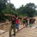 Beban Berat Jadi Ringan, Inilah Potret Semangat Gotong Royong Di TMMD ke 129 Kodim 1206/Pitussibau