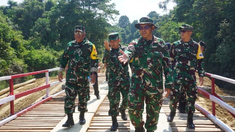 Brigjen TNI Aldrin Ali Bahasoan Tinjau Sasaran TMMD Reguler Ke-129 Kodim 1206/Putussibau