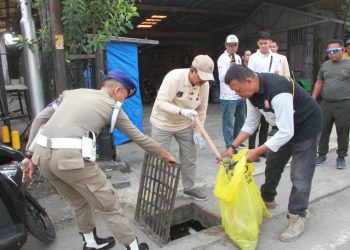 Pimpin Apel dan Gotong Royong Serentak Pramuka, Bupati Anwar Sadat Ajak Generasi Muda Wujudkan Dasa Darma Melalui Aksi Nyata Peduli Lingkungan