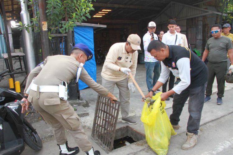 Pimpin Apel dan Gotong Royong Serentak Pramuka, Bupati Anwar Sadat Ajak Generasi Muda Wujudkan Dasa Darma Melalui Aksi Nyata Peduli Lingkungan