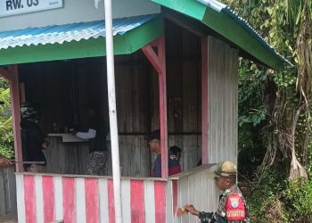 Semangat Kemerdekaan, Anggota Kodim 1206/Putussibau Benahi Pos Kamling di Kampung Merah Putih Hilir Kantor Putussibau