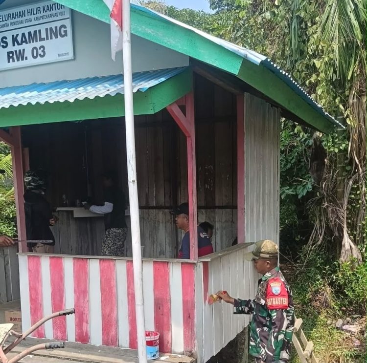 Semangat Kemerdekaan, Anggota Kodim 1206/Putussibau Benahi Pos Kamling di Kampung Merah Putih Hilir Kantor Putussibau
