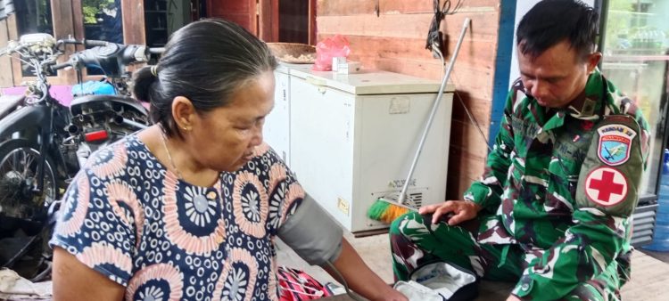 Tim Kesehatan Satgas TMMD ke-129 Kodim 1206/Putussibau Selalu Siap Layani Kesehatan Prajurit dan Masyarakat