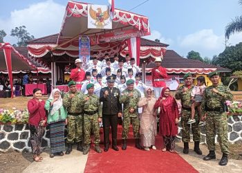 Kebersamaan Koramil 1206-13/Bunut Hulu Bersama Pasukan Upacara Semarakkan HUT ke-81 Kemerdekaan RI