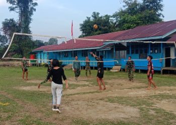 SATGAS TMMD KE-129 KODIM 1206/PUTUSSIBAU JALIN KEBERSAMAAN LEWAT OLAHRAGA BERSAMA WARGA