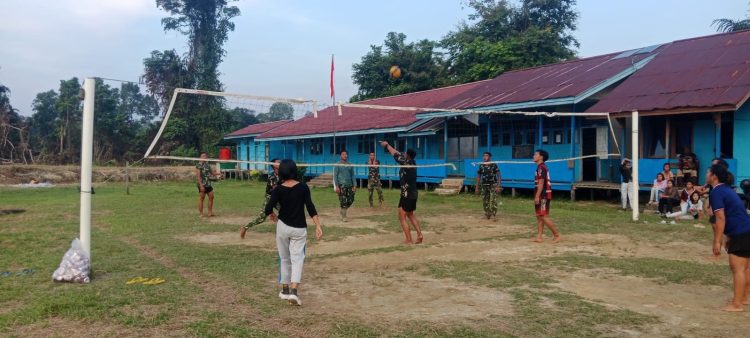 SATGAS TMMD KE-129 KODIM 1206/PUTUSSIBAU JALIN KEBERSAMAAN LEWAT OLAHRAGA BERSAMA WARGA