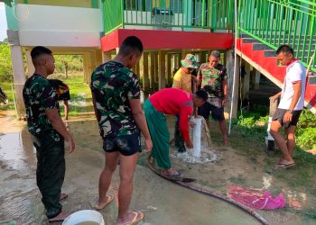 Kekompakan Satgas TMMD Ke-129 Kodim 1206/Putussibau Warnai Pengeboran Sumur Bor di Masjid Al-Hidayah