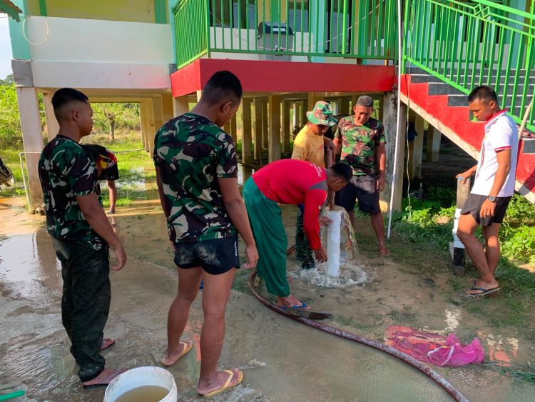 Kekompakan Satgas TMMD Ke-129 Kodim 1206/Putussibau Warnai Pengeboran Sumur Bor di Masjid Al-Hidayah