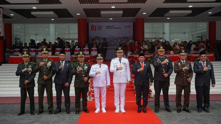 Khidmat dan Penuh Semangat, Dandim 1206/Putussibau Bersama Forkopimda Hadiri Upacara HUT ke-81 Kemerdekaan RI di Gedung Satap Kapuas Hulu