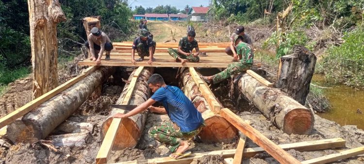 Semangat Gotong Royong TNI-Polri dan Warga Warnai Pembangunan Jembatan Danau Belatung pada TMMD Regtas Ke-129 Kodim 1206/Psb