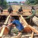 Semangat Gotong Royong TNI-Polri dan Warga Warnai Pembangunan Jembatan Danau Belatung pada TMMD Regtas Ke-129 Kodim 1206/Psb