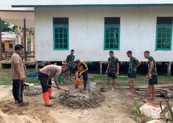 Sinergi TNI-Polri Kian Solid, Satgas TMMD Regtas Ke-129 Kodim 1206/Putussibau Kompak Aduk Semen Bangun MCK Gereja Santo Fransiskus Xaverius