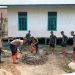 Sinergi TNI-Polri Kian Solid, Satgas TMMD Regtas Ke-129 Kodim 1206/Putussibau Kompak Aduk Semen Bangun MCK Gereja Santo Fransiskus Xaverius