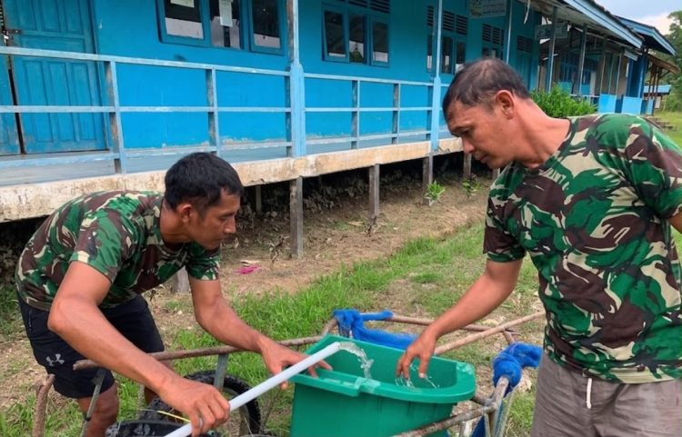 Finishing Sumur Bor TMMD Regtas Ke-129 Kodim 1206/Putussibau di SMPN 4 Satap Embaloh Hilir, Wujud Nyata Hadirkan Akses Air Bersih