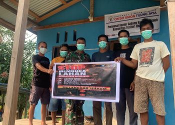 Pj. Danramil Embaloh Hilir Terjun Langsung Berikan Himbauan Karhutla dan Bagikan Masker di Desa Ujung Bayur