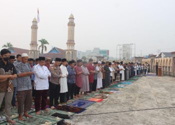Ikhtiar Bersama Memohon Hujan, Kasdim 1206/Putussibau Hadiri Sholat Istisqa Bersama Tim Penyuluh Karhutla Mabes TNI dan Forkopimda Kapuas Hulu