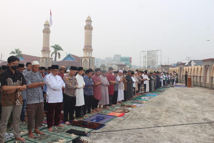 Ikhtiar Bersama Memohon Hujan, Kasdim 1206/Putussibau Hadiri Sholat Istisqa Bersama Tim Penyuluh Karhutla Mabes TNI dan Forkopimda Kapuas Hulu