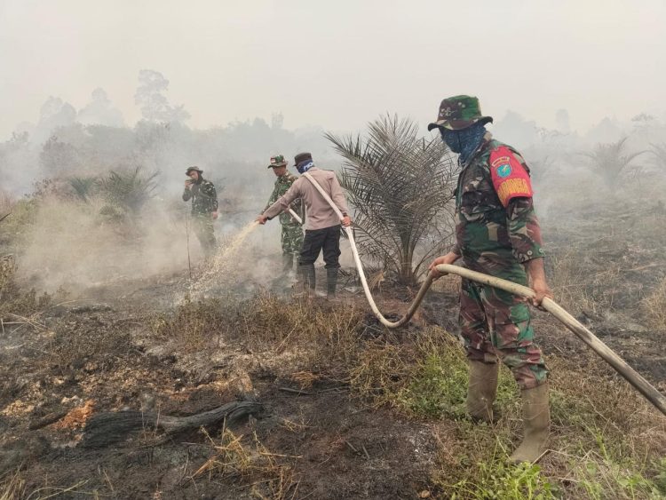 Tiba di Lokasi Karhutla, Tim Penyuluh Mabes TNI Bersama Kodim 1206/Putussibau Cari Titik Air Sumur Bor di Lanjak Deras