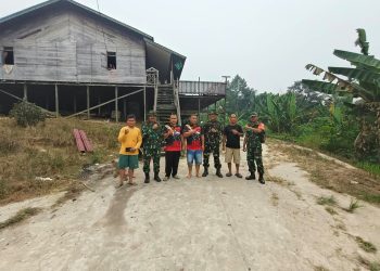 Lewat Rumah Betang, Tim Penyuluh Karhutla Mabes TNI Ajak Masyarakat Adat Desa Setulang Cegah Karhutla