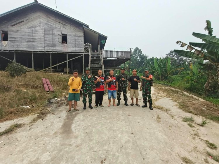 Lewat Rumah Betang, Tim Penyuluh Karhutla Mabes TNI Ajak Masyarakat Adat Desa Setulang Cegah Karhutla