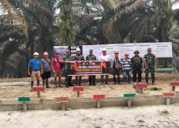 Cegah Karhutla dari Lingkungan Perkebunan, Tim Penyuluh Mabes TNI Edukasi Pekerja di Desa Perigi
