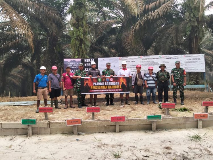 Cegah Karhutla dari Lingkungan Perkebunan, Tim Penyuluh Mabes TNI Edukasi Pekerja di Desa Perigi