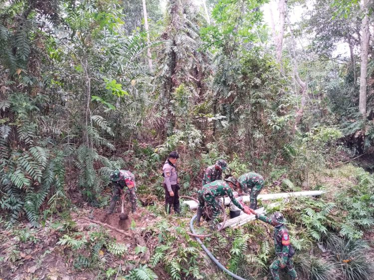 SIAP SIAGA HADAPI KARHUTLA, KORAMIL BADAU DAN POLSEK BADAU CEK TITIK API SERTA SUMBER AIR UNTUK PEMBUATAN SUMUR BOR DI DESA TINTING SELIGI