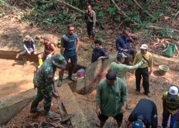 Peduli Lingkungan, Babinsa Embaloh Hulu dan Warga Desa Pulau Manak Gotong Royong Bersihkan Saluran Air Tersumbat