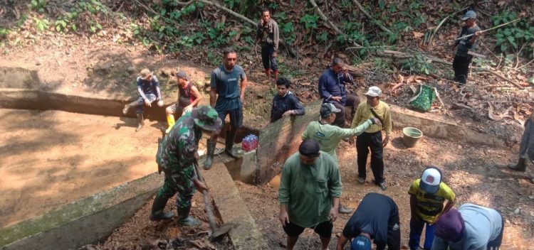 Peduli Lingkungan, Babinsa Embaloh Hulu dan Warga Desa Pulau Manak Gotong Royong Bersihkan Saluran Air Tersumbat