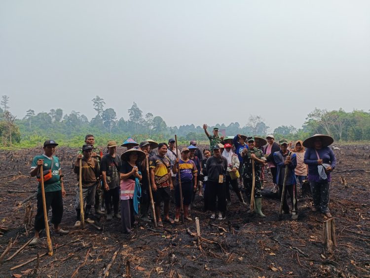 Tim Sosialisasi Karhutla Mabes TNI Ajak Warga Desa Kedamin Darat : Menjaga Hutan, Menjaga Kehidupan Untuk Indonesia