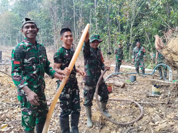 Atasi Keterbatasan Sumber Air, Koramil 1206-04/Badau Bangun Sumur Bor Darurat di Desa Kekurak