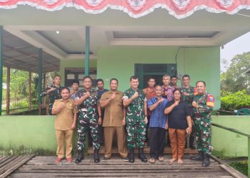 Tim Penyuluh Karhutla Mabes TNI Dengan Didampingi Babinsa Koramil Kalis Berikan Edukasi Aparatur Desa Teluk Sindur Guna Mencegah Karhutla Sejak Dini