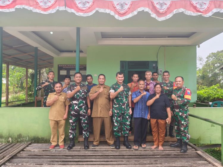 Tim Penyuluh Karhutla Mabes TNI Dengan Didampingi Babinsa Koramil Kalis Berikan Edukasi Aparatur Desa Teluk Sindur Guna Mencegah Karhutla Sejak Dini