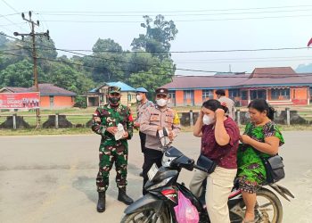 Cegah Dampak Asap Karhutla, Tim Penyuluh Mabes TNI Bersama Koramil dan Polsek Silat Hulu Bagikan Masker