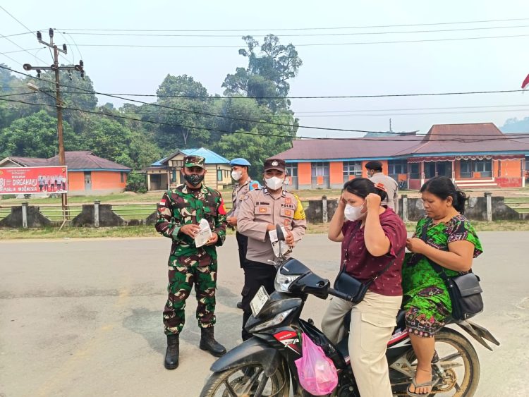 Cegah Dampak Asap Karhutla, Tim Penyuluh Mabes TNI Bersama Koramil dan Polsek Silat Hulu Bagikan Masker