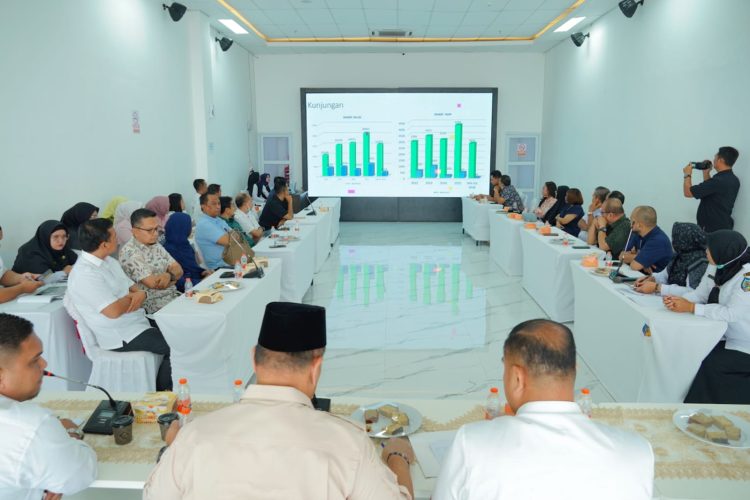Komitmen Tingkatkan Pelayanan Kesehatan, Bupati Baharuddin Bertemu Dokter RSUD H. OK Arya Zulkarnain