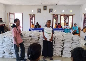 115 Kepala Keluarga di Desa Nakramto Kecamatan Babar Timur Terima Bantuan Pangan