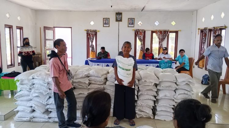 115 Kepala Keluarga di Desa Nakramto Kecamatan Babar Timur Terima Bantuan Pangan